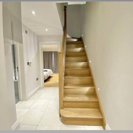Luxury 4-Bed Apartment With Balcony & Garden, Near Emirates Stadium, 15 Mins To Central لندن المظهر الخارجي الصورة