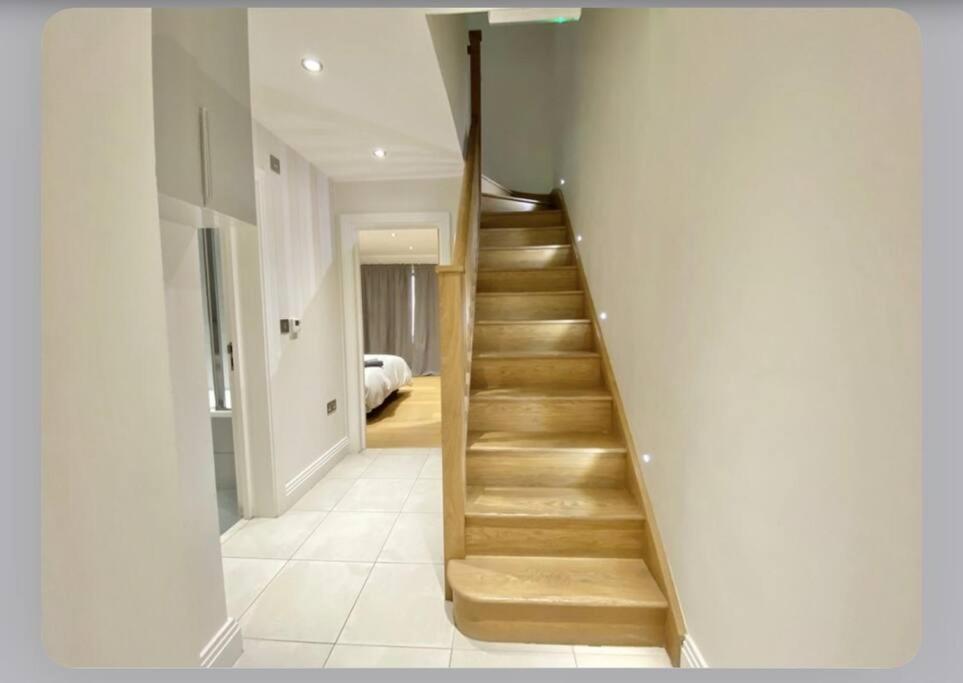 Luxury 4-Bed Apartment With Balcony & Garden, Near Emirates Stadium, 15 Mins To Central لندن المظهر الخارجي الصورة