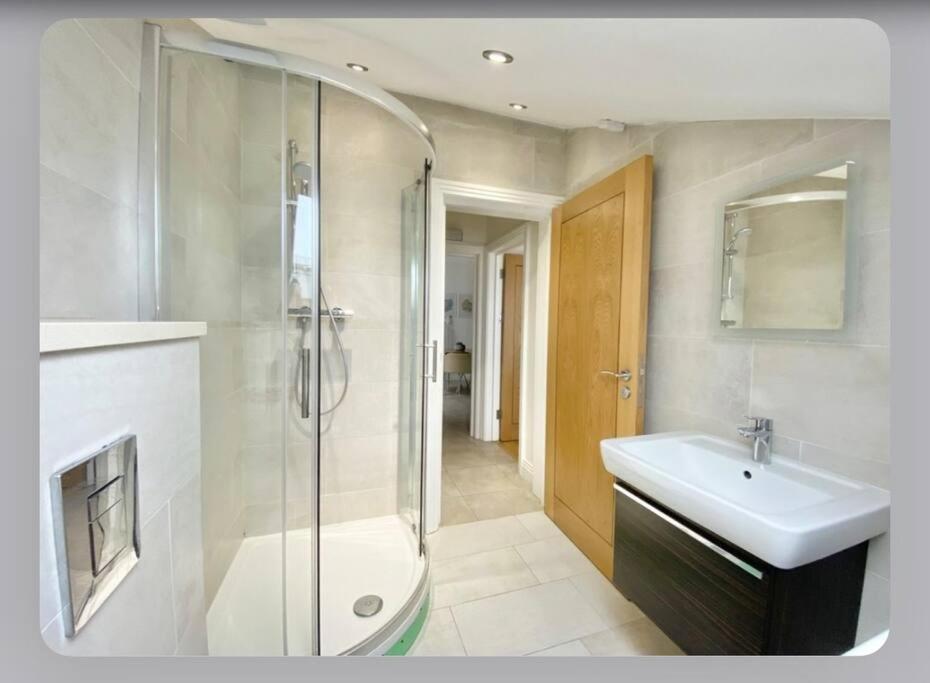 Luxury 4-Bed Apartment With Balcony & Garden, Near Emirates Stadium, 15 Mins To Central لندن المظهر الخارجي الصورة