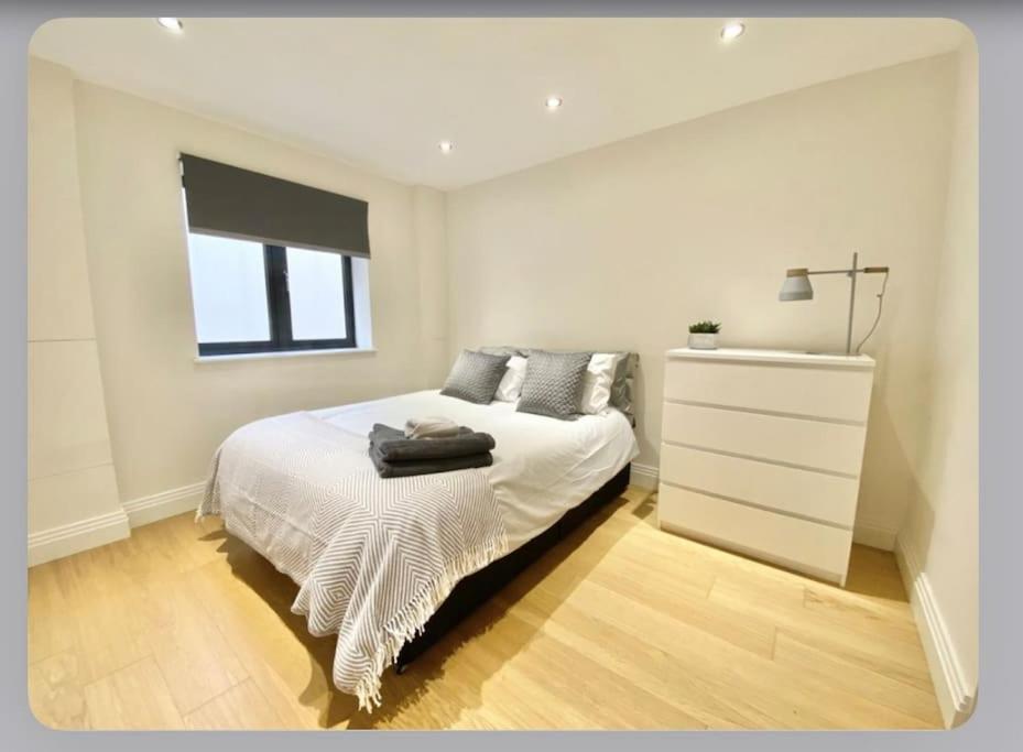 Luxury 4-Bed Apartment With Balcony & Garden, Near Emirates Stadium, 15 Mins To Central لندن المظهر الخارجي الصورة