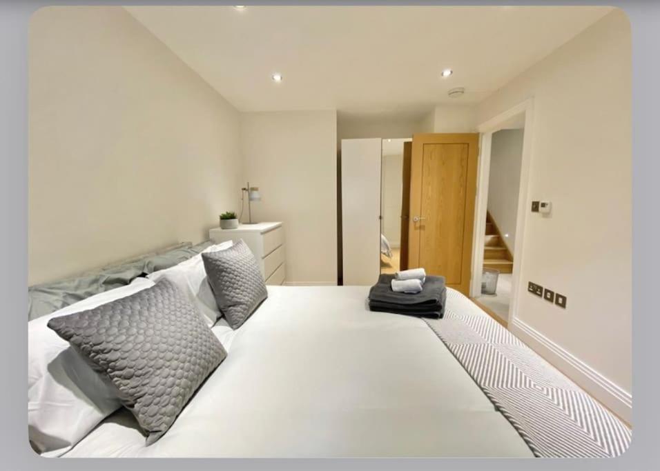 Luxury 4-Bed Apartment With Balcony & Garden, Near Emirates Stadium, 15 Mins To Central لندن المظهر الخارجي الصورة