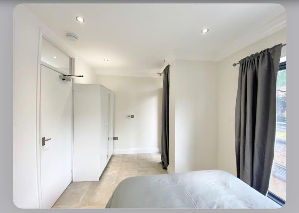 Luxury 4-Bed Apartment With Balcony & Garden, Near Emirates Stadium, 15 Mins To Central لندن المظهر الخارجي الصورة