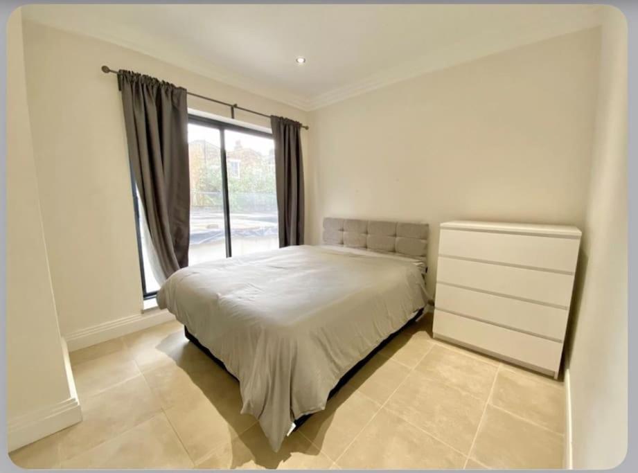 Luxury 4-Bed Apartment With Balcony & Garden, Near Emirates Stadium, 15 Mins To Central لندن المظهر الخارجي الصورة