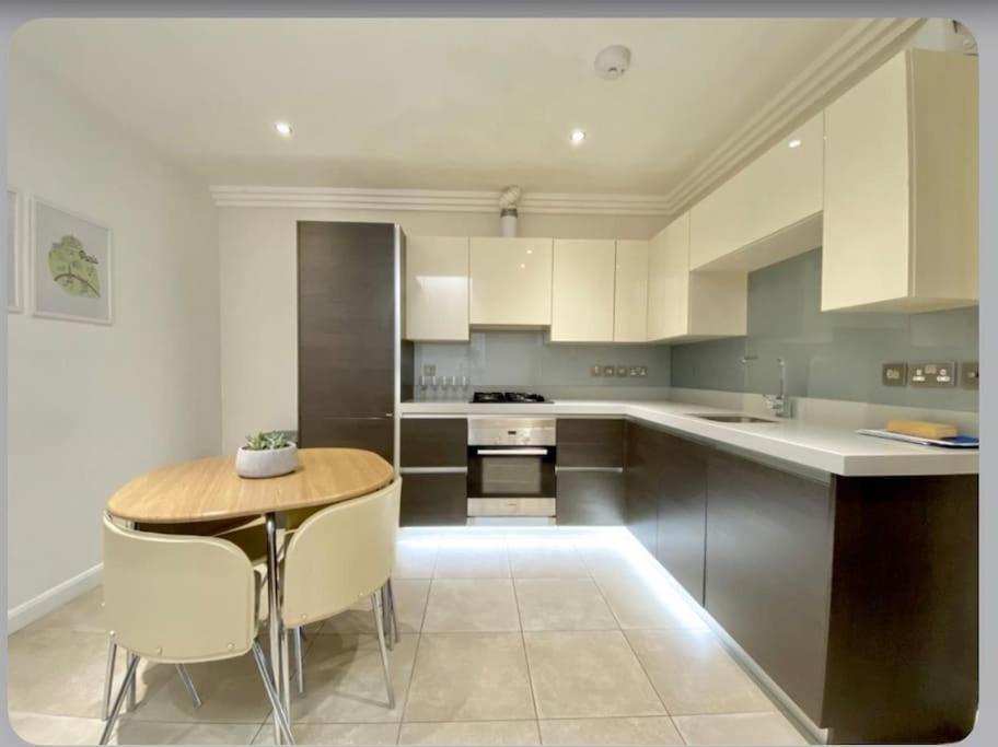 Luxury 4-Bed Apartment With Balcony & Garden, Near Emirates Stadium, 15 Mins To Central لندن المظهر الخارجي الصورة