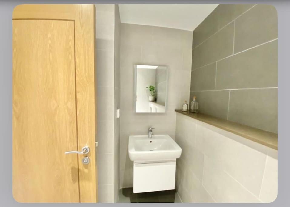 Luxury 4-Bed Apartment With Balcony & Garden, Near Emirates Stadium, 15 Mins To Central لندن المظهر الخارجي الصورة