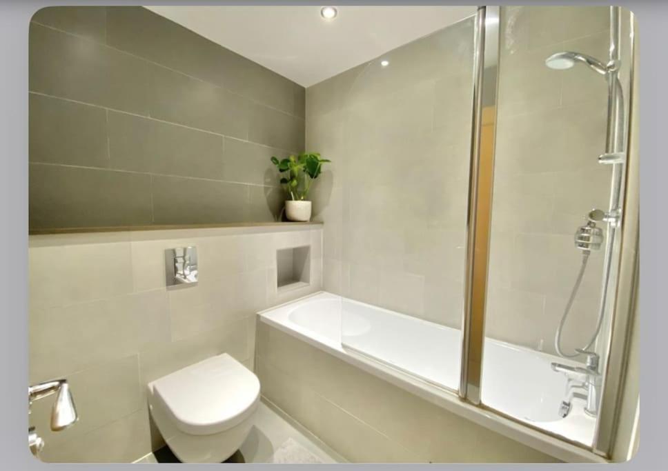 Luxury 4-Bed Apartment With Balcony & Garden, Near Emirates Stadium, 15 Mins To Central لندن المظهر الخارجي الصورة