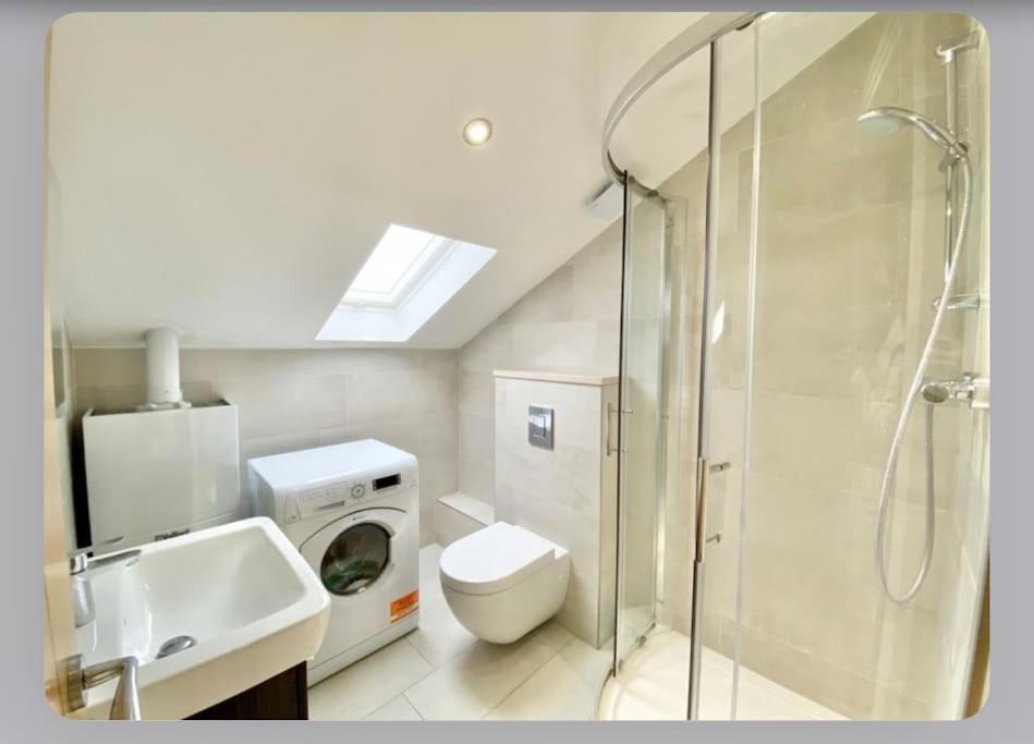 Luxury 4-Bed Apartment With Balcony & Garden, Near Emirates Stadium, 15 Mins To Central لندن المظهر الخارجي الصورة