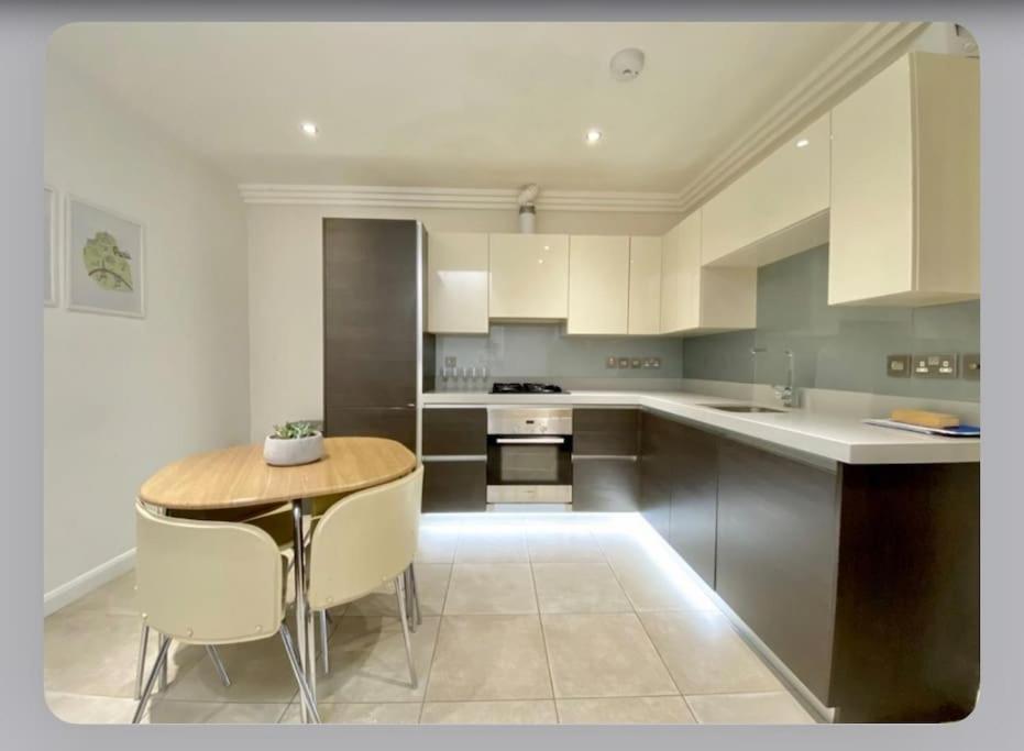 Luxury 4-Bed Apartment With Balcony & Garden, Near Emirates Stadium, 15 Mins To Central لندن المظهر الخارجي الصورة