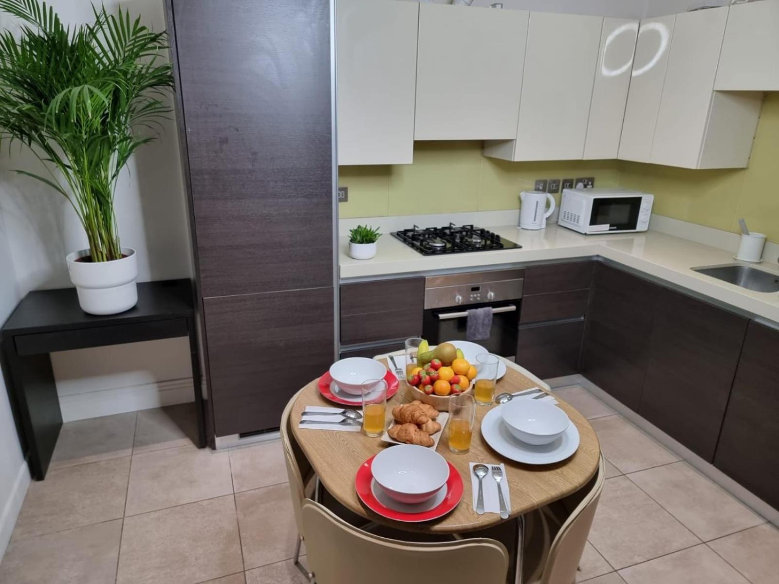 Luxury 4-Bed Apartment With Balcony & Garden, Near Emirates Stadium, 15 Mins To Central لندن المظهر الخارجي الصورة